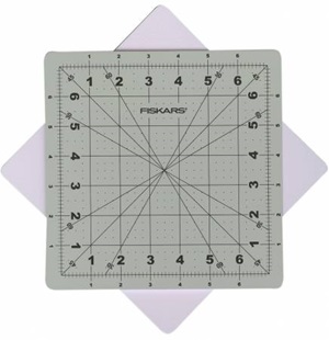 Bild på Fiskars Rotating Cutting Mat Self Healing 7” x 7”