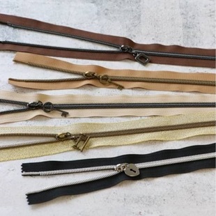 Bild på Vintage modern Zipper Bundle Box med dragkedjor från Sallie Tomato