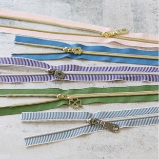 Bild på Spring Zipper Bundle Box med dragkedjor från Sallie Tomato