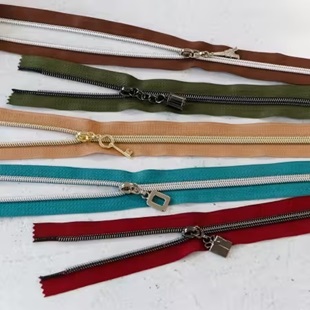 Bild på Old world Zipper Bundle Box med dragkedjor från Sallie Tomato